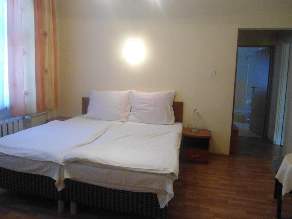 Hotel Pod Platanami Trzebnica Phòng bức ảnh