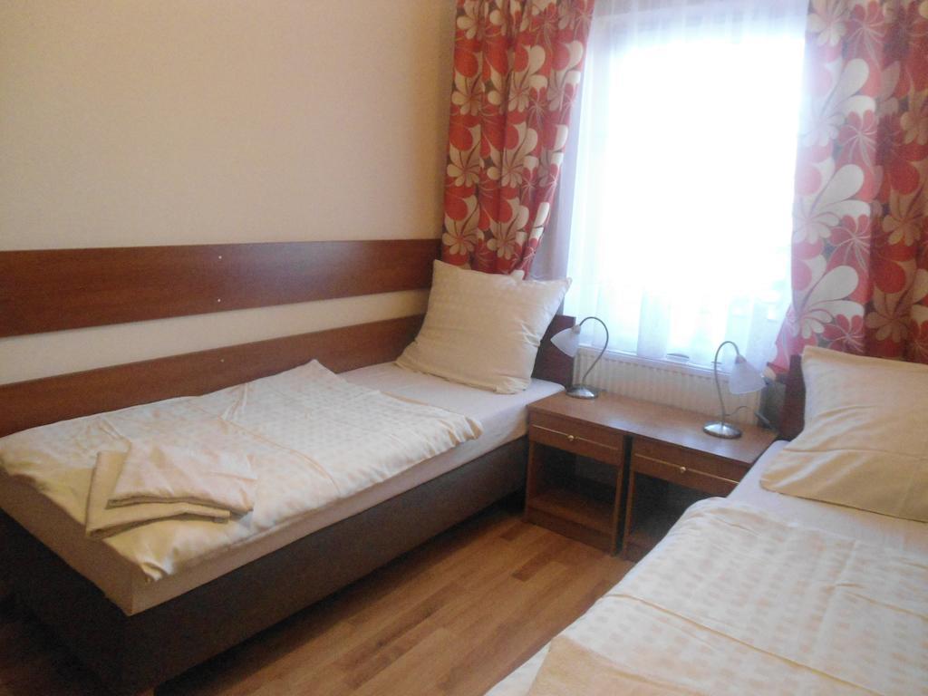 Hotel Pod Platanami Trzebnica Phòng bức ảnh