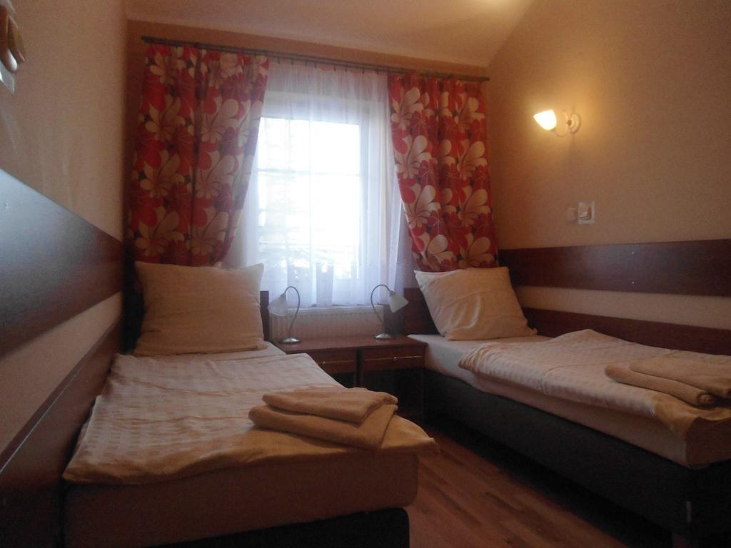Hotel Pod Platanami Trzebnica Ngoại thất bức ảnh