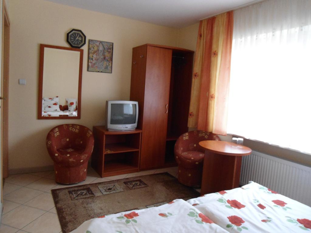 Hotel Pod Platanami Trzebnica Ngoại thất bức ảnh