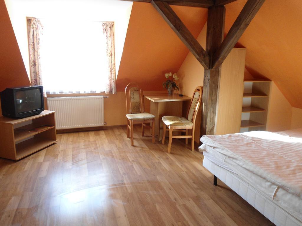 Hotel Pod Platanami Trzebnica Phòng bức ảnh