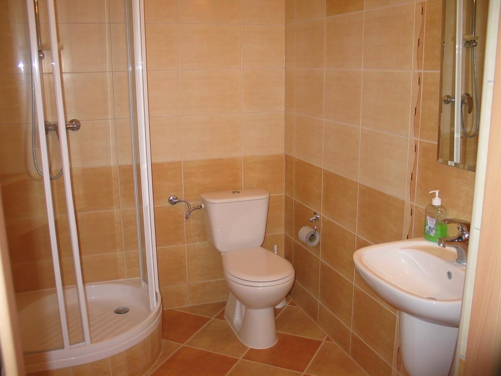 Hotel Pod Platanami Trzebnica Ngoại thất bức ảnh