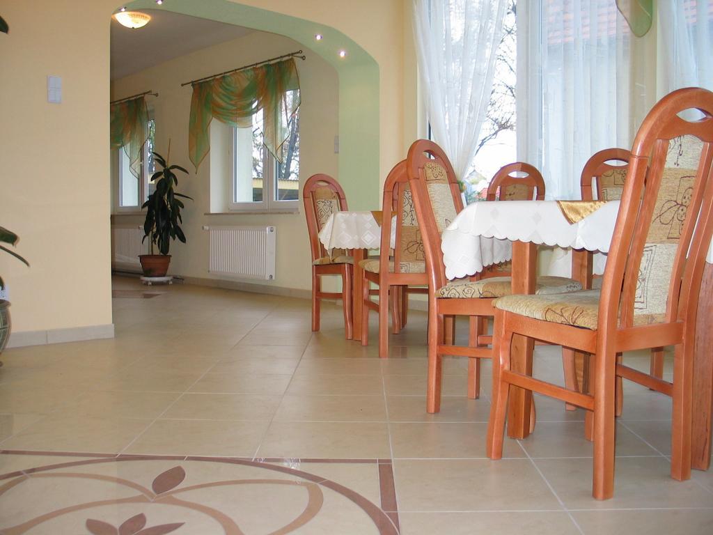 Hotel Pod Platanami Trzebnica Ngoại thất bức ảnh