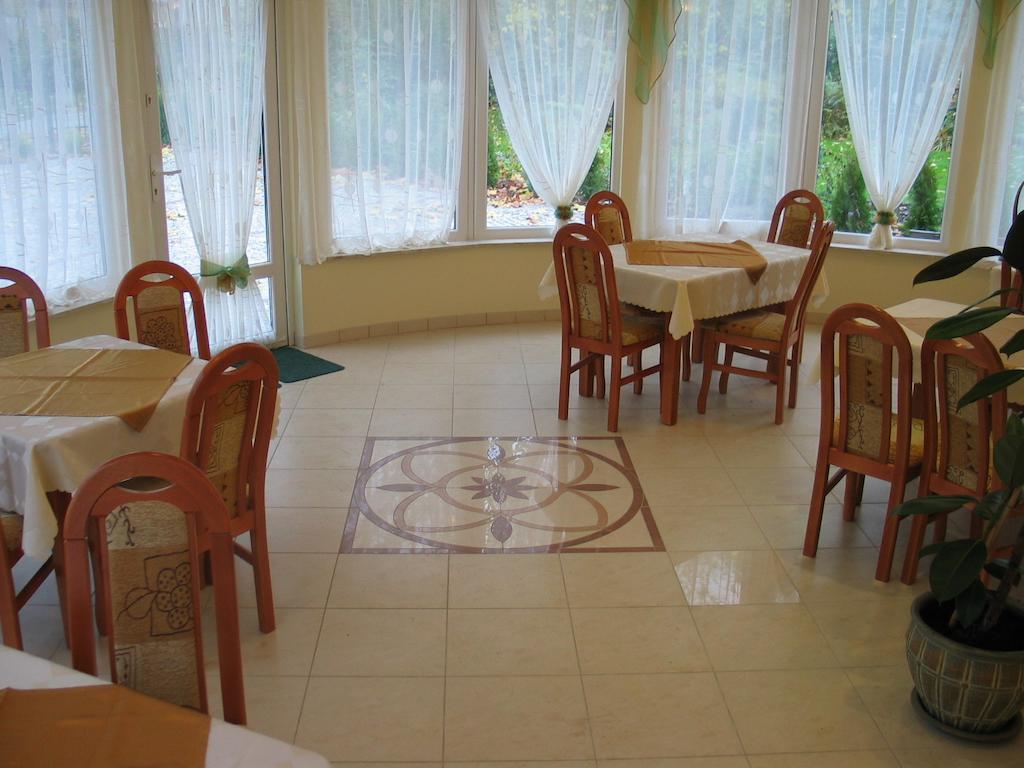 Hotel Pod Platanami Trzebnica Ngoại thất bức ảnh