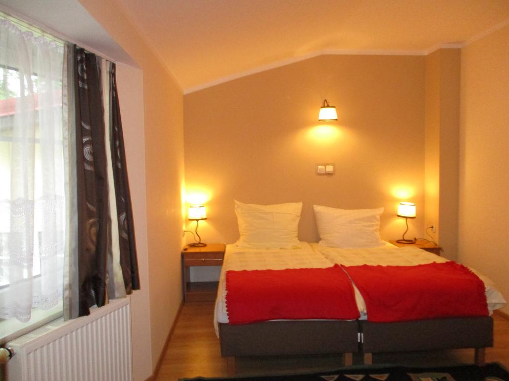 Hotel Pod Platanami Trzebnica Ngoại thất bức ảnh