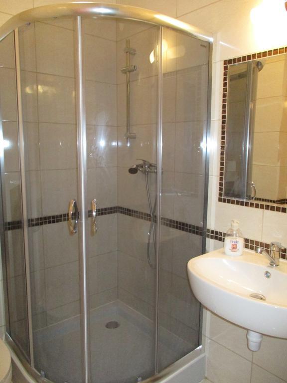 Hotel Pod Platanami Trzebnica Ngoại thất bức ảnh
