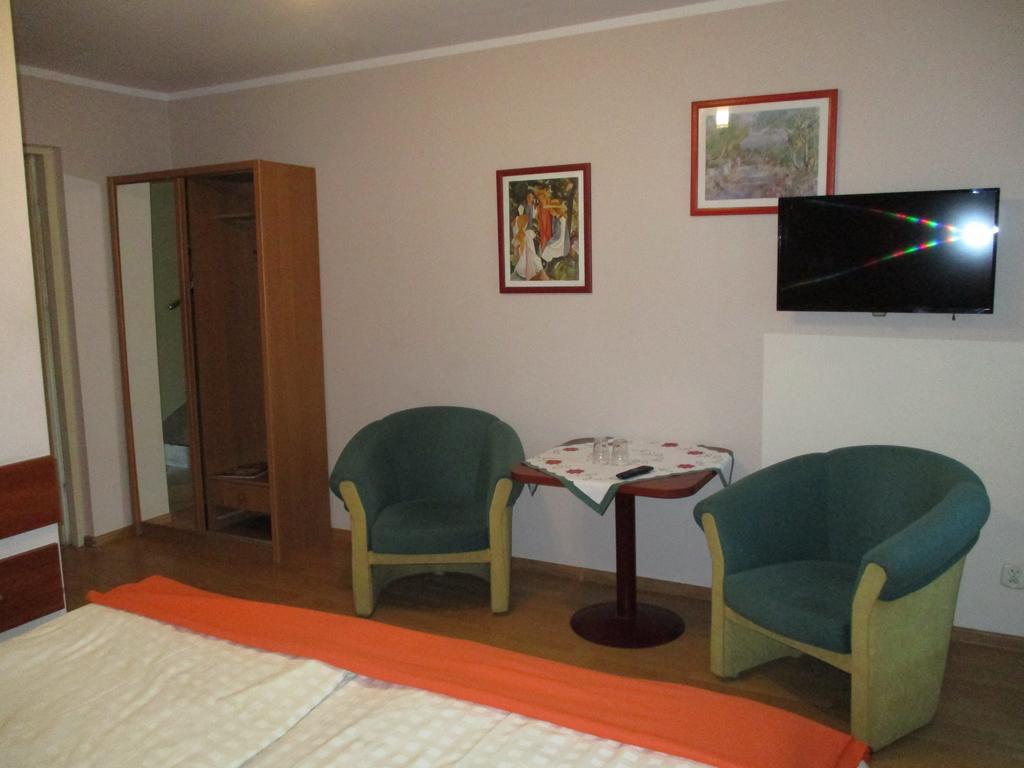 Hotel Pod Platanami Trzebnica Ngoại thất bức ảnh