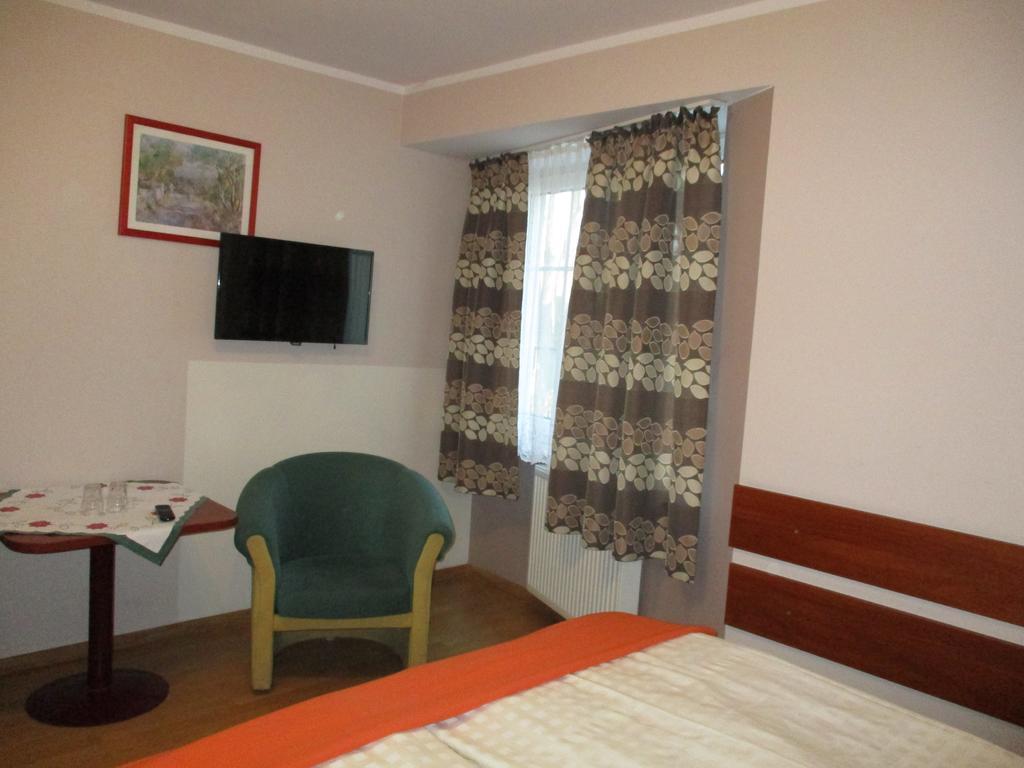 Hotel Pod Platanami Trzebnica Ngoại thất bức ảnh
