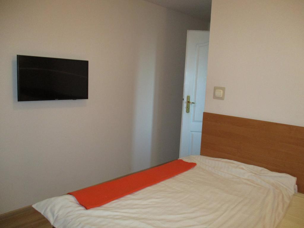 Hotel Pod Platanami Trzebnica Ngoại thất bức ảnh