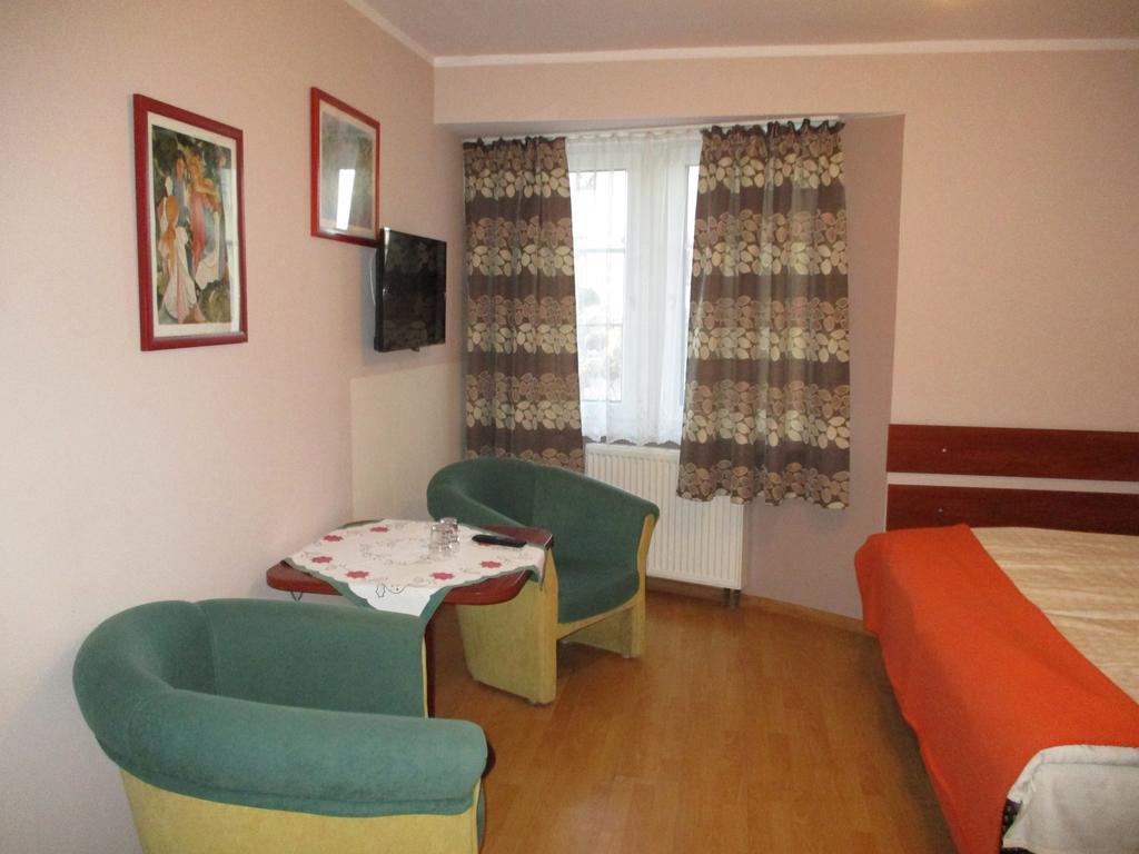 Hotel Pod Platanami Trzebnica Ngoại thất bức ảnh