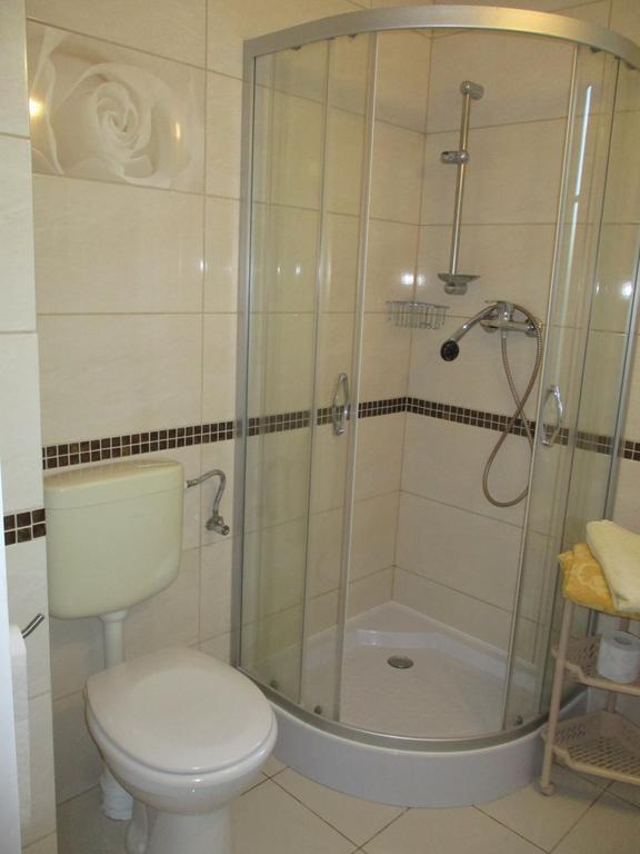Hotel Pod Platanami Trzebnica Ngoại thất bức ảnh