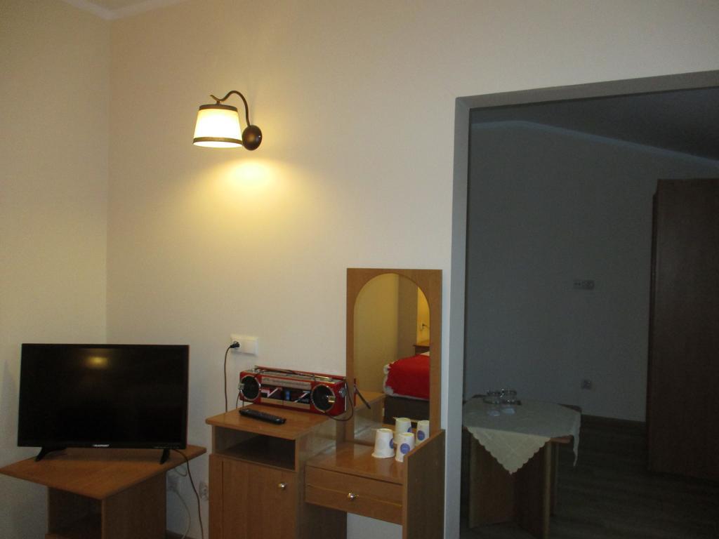 Hotel Pod Platanami Trzebnica Ngoại thất bức ảnh