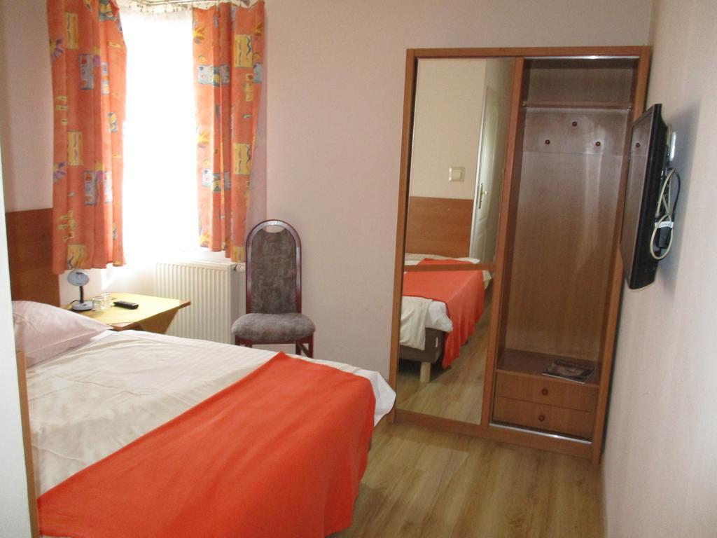Hotel Pod Platanami Trzebnica Ngoại thất bức ảnh