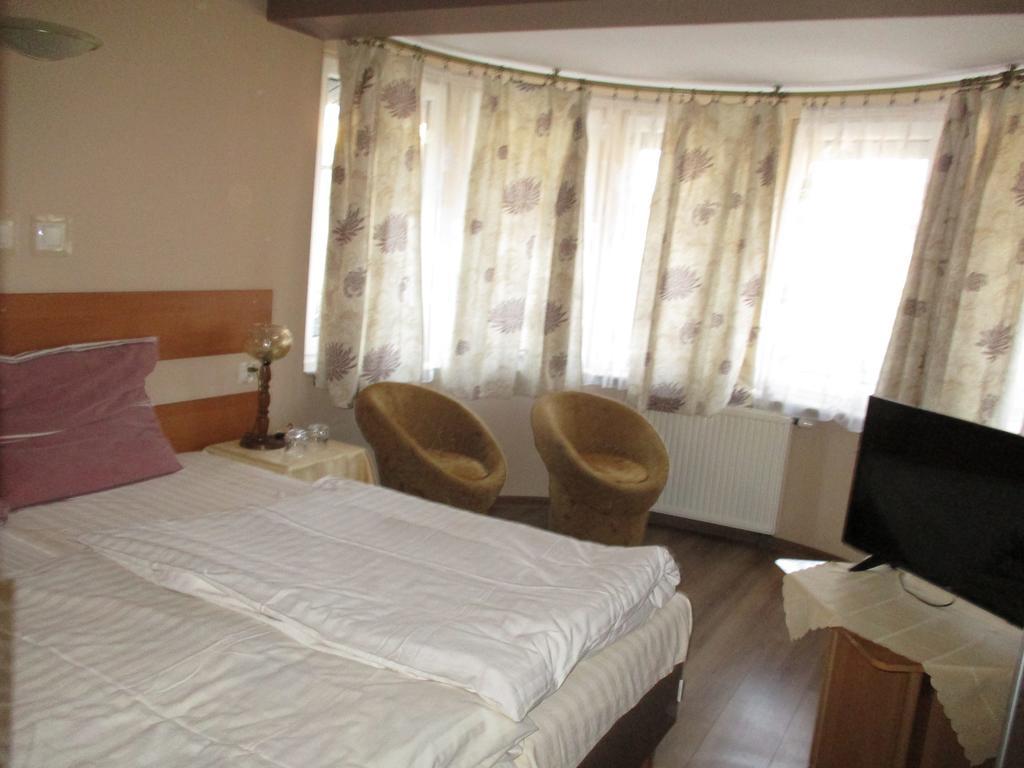 Hotel Pod Platanami Trzebnica Ngoại thất bức ảnh