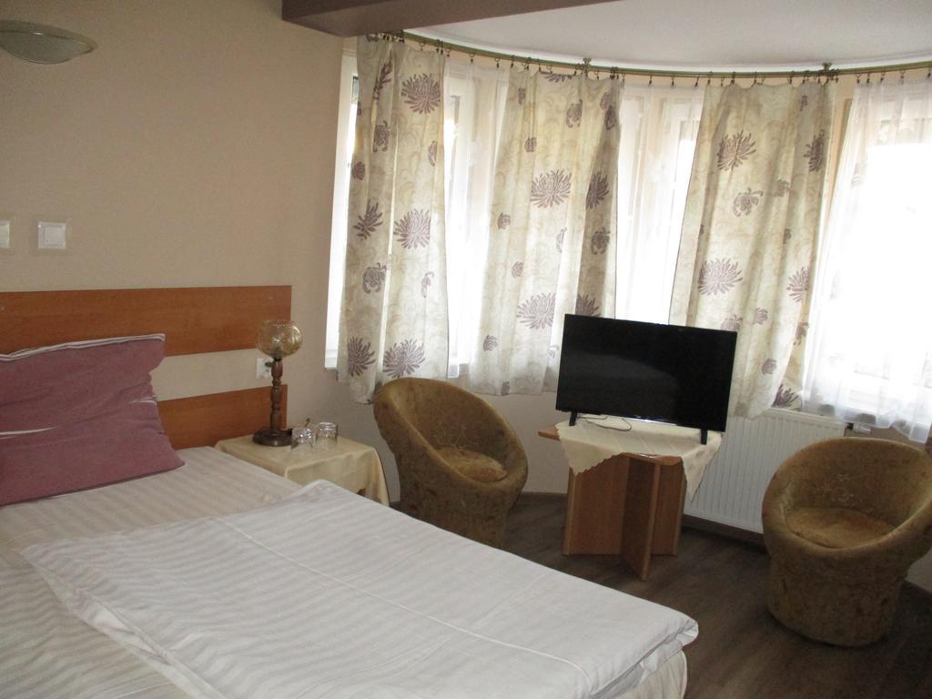 Hotel Pod Platanami Trzebnica Ngoại thất bức ảnh