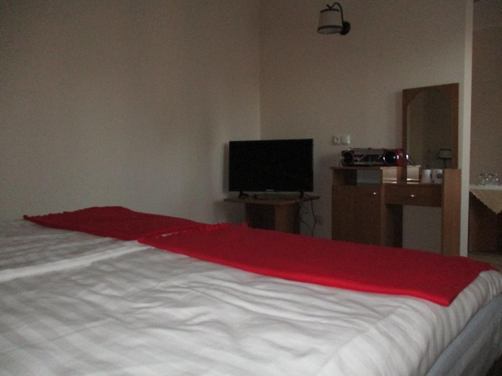 Hotel Pod Platanami Trzebnica Ngoại thất bức ảnh