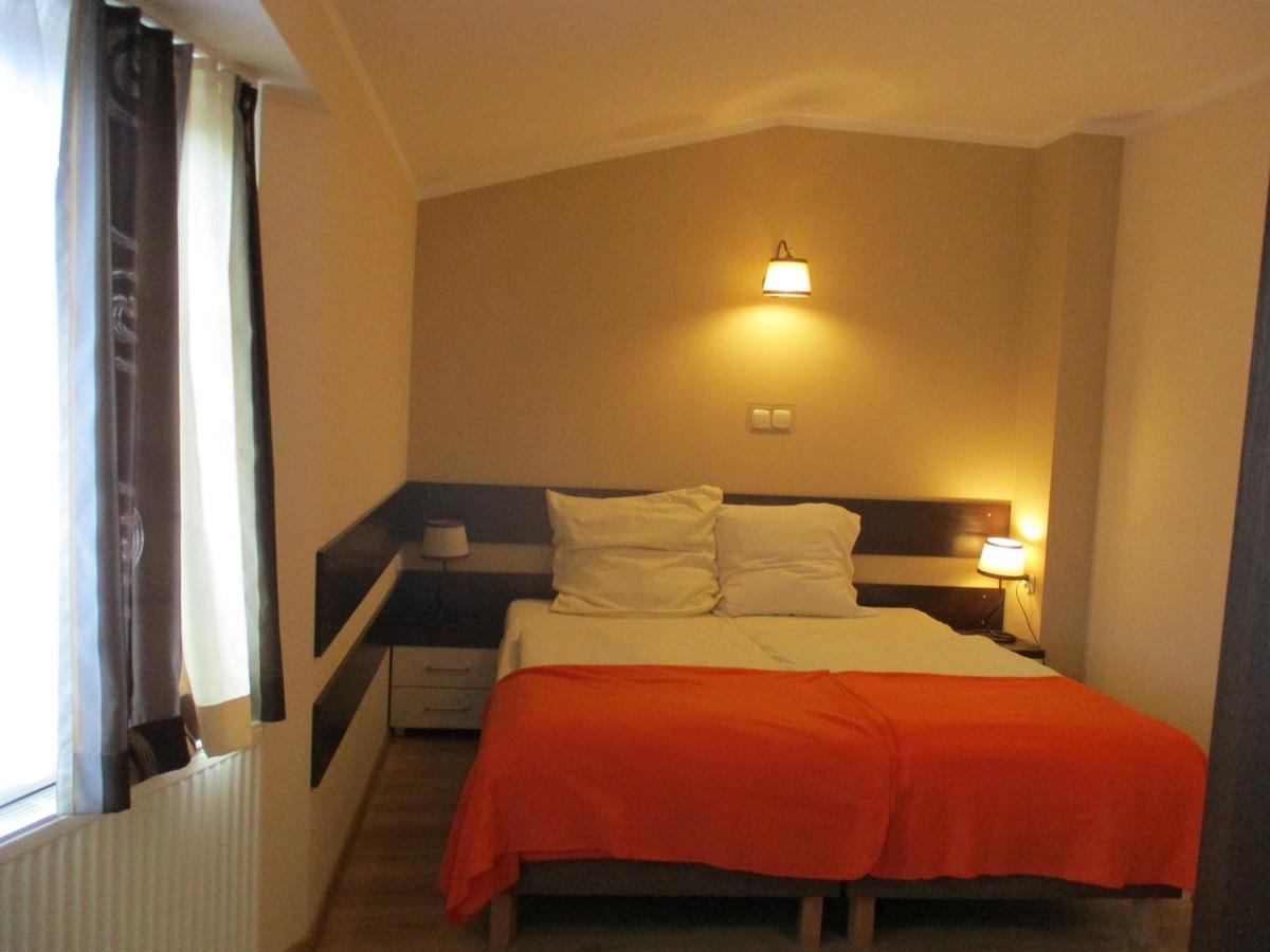 Hotel Pod Platanami Trzebnica Ngoại thất bức ảnh