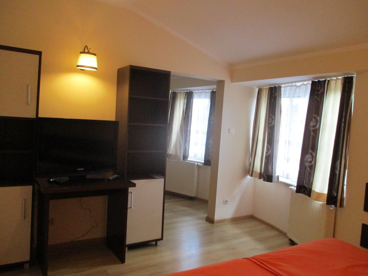Hotel Pod Platanami Trzebnica Ngoại thất bức ảnh