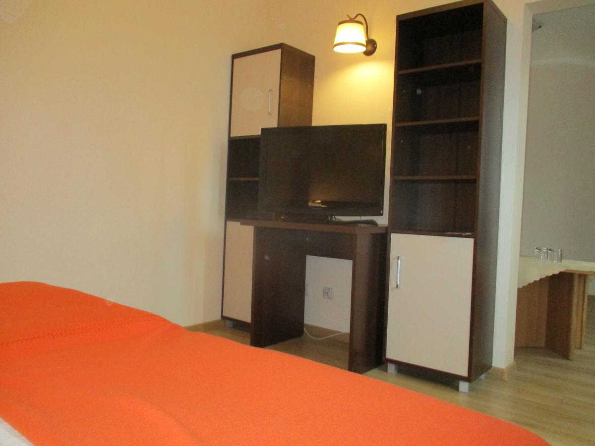 Hotel Pod Platanami Trzebnica Ngoại thất bức ảnh
