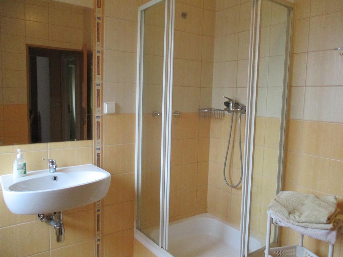 Hotel Pod Platanami Trzebnica Ngoại thất bức ảnh