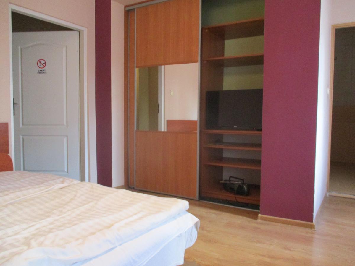 Hotel Pod Platanami Trzebnica Ngoại thất bức ảnh