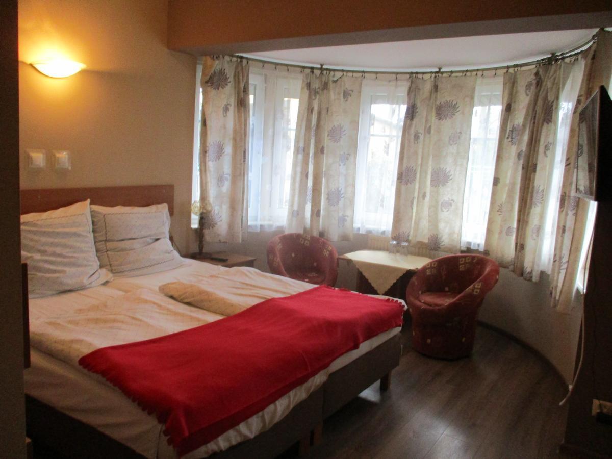 Hotel Pod Platanami Trzebnica Ngoại thất bức ảnh