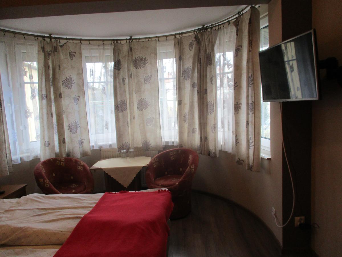 Hotel Pod Platanami Trzebnica Ngoại thất bức ảnh