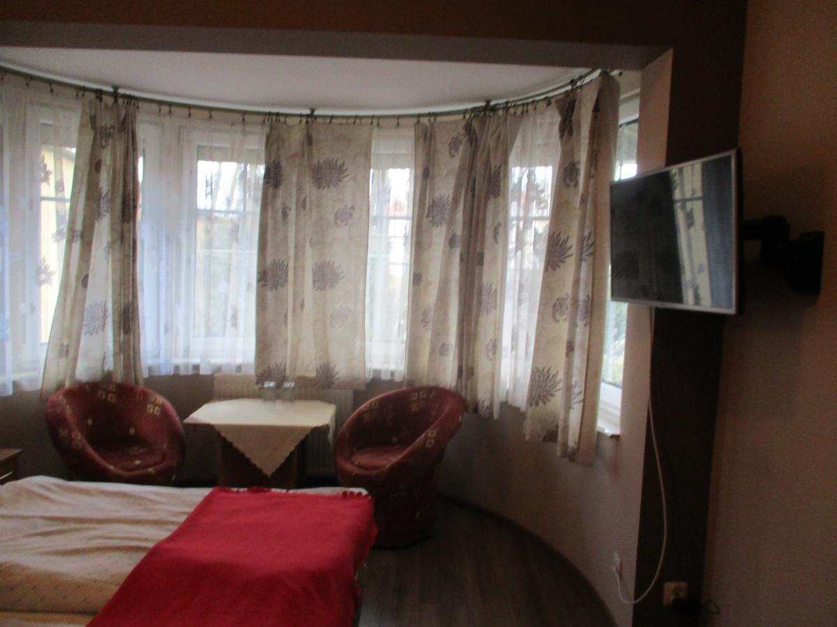 Hotel Pod Platanami Trzebnica Ngoại thất bức ảnh