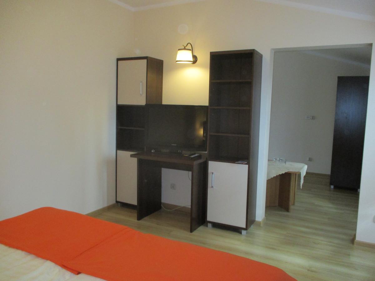 Hotel Pod Platanami Trzebnica Ngoại thất bức ảnh